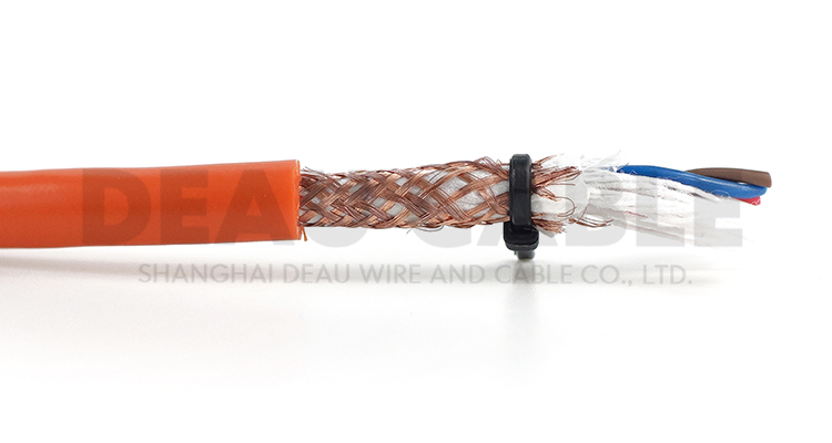 適用于連續(xù)往復(fù)運(yùn)動(dòng)下的安裝， 特別是工業(yè)作用環(huán)境下的頻繁彎曲場(chǎng)合， 如現(xiàn)代化機(jī)械標(biāo)準(zhǔn)部件的拖鏈中及物流系統(tǒng)、 操控系統(tǒng)、機(jī)械自動(dòng)化系統(tǒng)等。數(shù)控機(jī)床、 電子設(shè)備、 五金沖壓、木材石材機(jī)械、玻璃與門窗機(jī)械、 注塑機(jī)、 機(jī)械 （人） 手、 建筑機(jī)械、 重型機(jī)器廠 、汽車制造、 起重運(yùn)輸設(shè)備、 自動(dòng)化倉(cāng)庫(kù)、 碼頭、 消防車等的室內(nèi)外環(huán)境需要屏蔽的場(chǎng)所。 特別需要無(wú)差異和變化的穩(wěn)定的信息傳導(dǎo)與監(jiān)控。