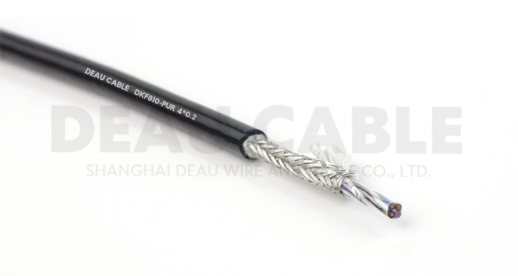 典型應(yīng)用適用于連續(xù)往復(fù)運(yùn)動(dòng)下的安裝， 特別是工業(yè)作用環(huán)境下的頻繁彎曲場(chǎng)合， 如現(xiàn)代化機(jī)械標(biāo)準(zhǔn)部件的拖鏈中及物流系統(tǒng)、 操控系統(tǒng)、 機(jī)械自動(dòng)化系統(tǒng)等。 數(shù)控機(jī)床、 電子設(shè)備、 五金沖壓、 木材石材機(jī)械、 玻璃與門窗機(jī)械、 注塑機(jī)、 機(jī)械 （人） 手、 建筑機(jī)械、 重型機(jī)器廠 、 汽車制造、 起重運(yùn)輸設(shè)備、 自動(dòng)化倉(cāng)庫(kù)、 碼頭、 消防車等的室內(nèi)外環(huán)境需要屏蔽的場(chǎng)所。 特別應(yīng)用重機(jī)械負(fù)荷， 海岸、 港口、野外， 高低溫、 高污染等惡劣環(huán)境場(chǎng)所。